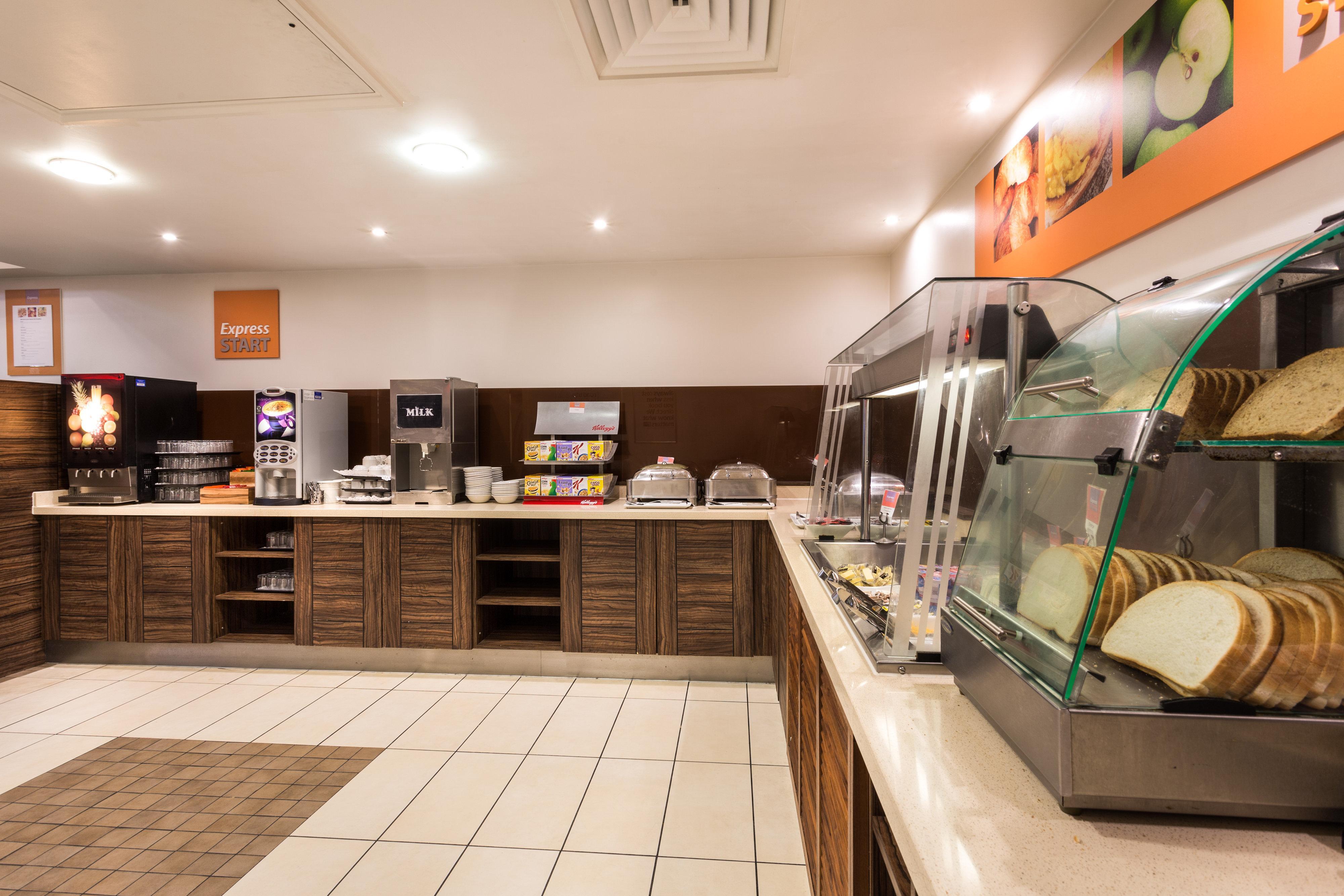 Holiday Inn Express Colchester By Ihg Экстерьер фото